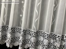   Csipkes kesz függöny (ezüst 30 cm csipke)fehèr alap szürke színű 300 cm szeles 175 cm magas